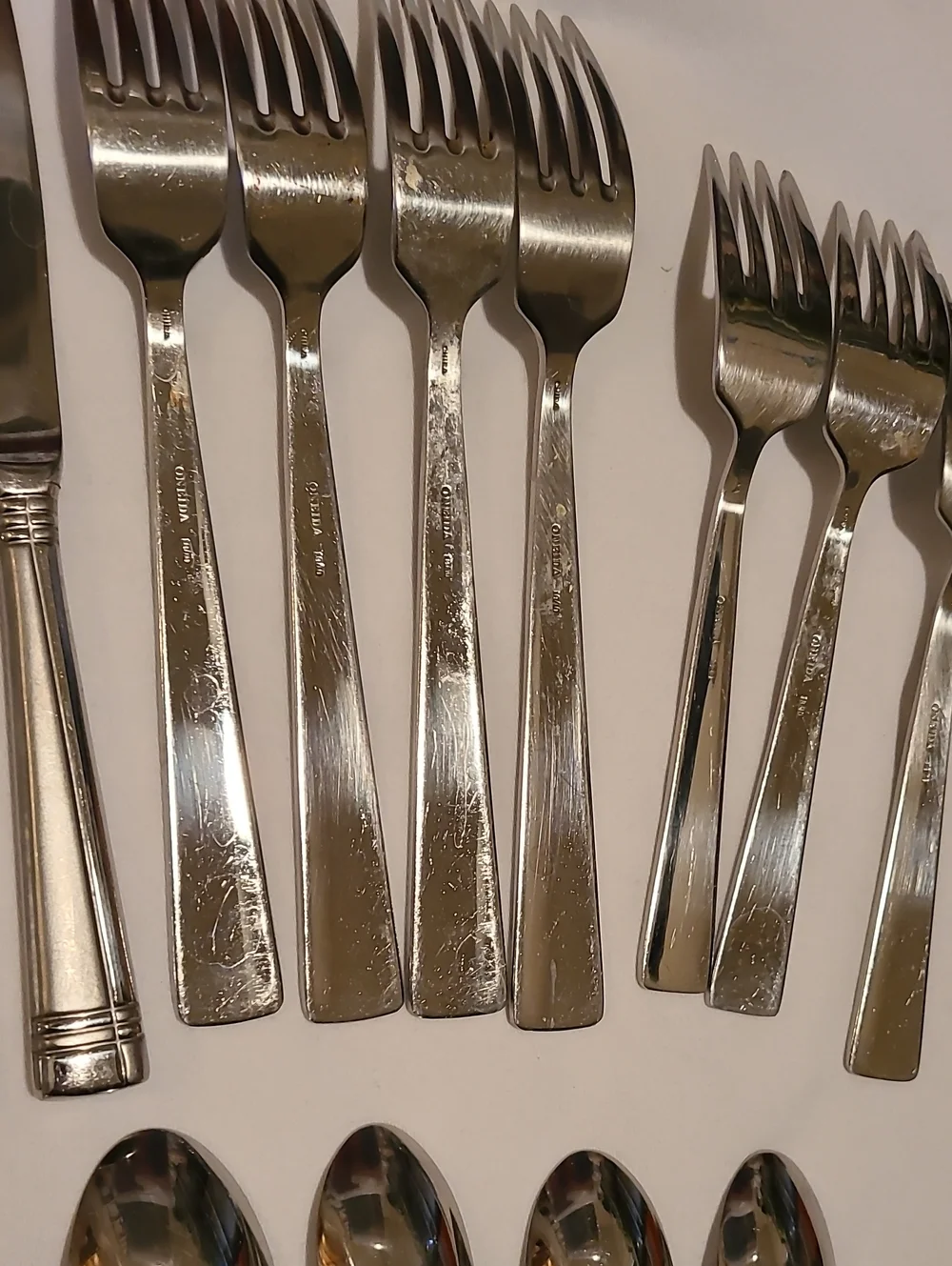 Oneida Amsterdam 18/10 Flatware Silverware Fork Knife Spoon Frosted Accent